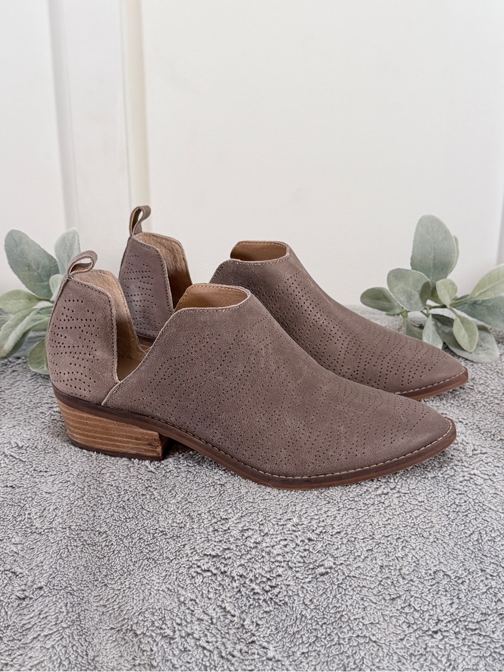 Lucky Brand Fayth Bootie Taupe Suede Cut Out Ankle Bootie Size 10 Western Block